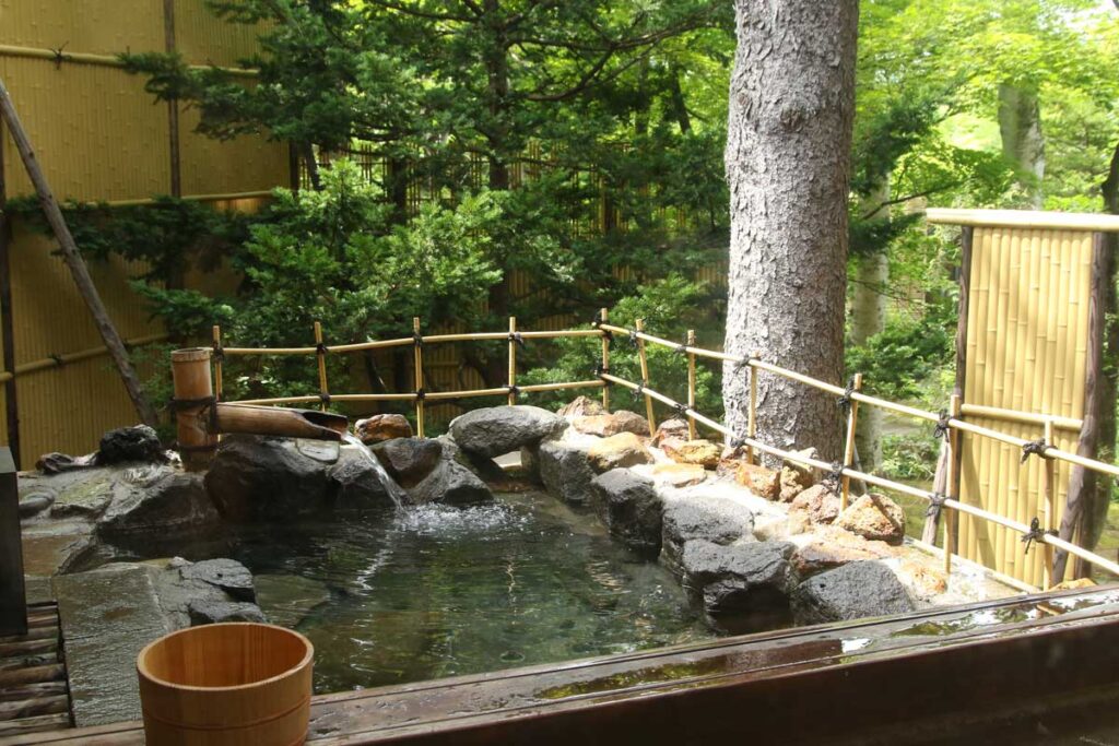 客室には庭園を眺めながらの本格的な露天風呂