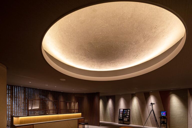 定山渓温泉　章月グランドホテル　優しい月光に包まれたロビー＆フロント