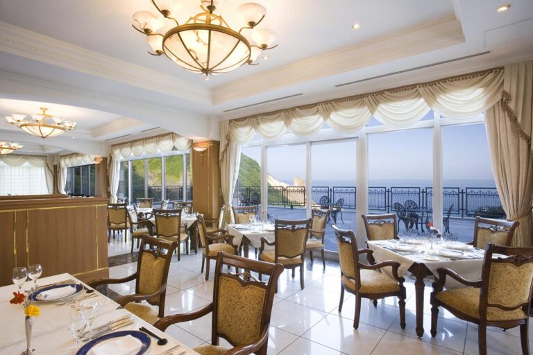 ホテルノイシュロス小樽 海の見えるレストランで食事