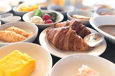 朝食は焼き立てのクロワッサン