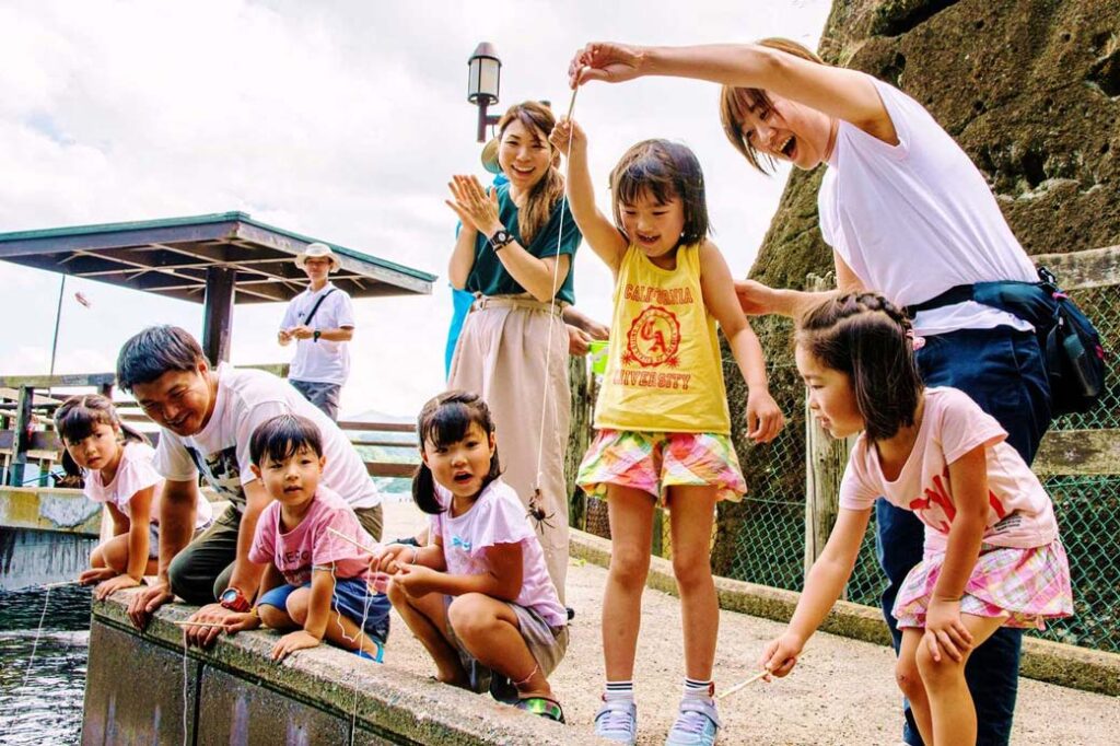 かもめ島ふもとの浜でカニ釣りに挑戦