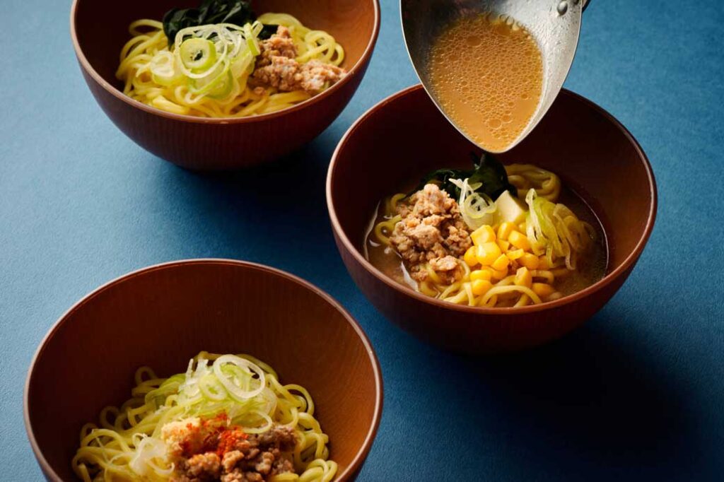 北海道では定番の黄色いちぢれ麺を、日替わりスープで自由にアレンジ。