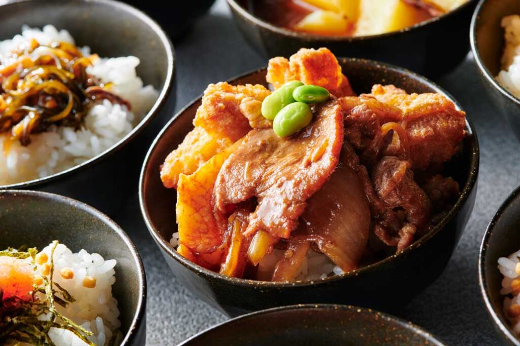 豚丼やザンギ丼、鮭のちゃんちゃん焼きなど、小ぶりな茶碗で楽しめる丼メニュー