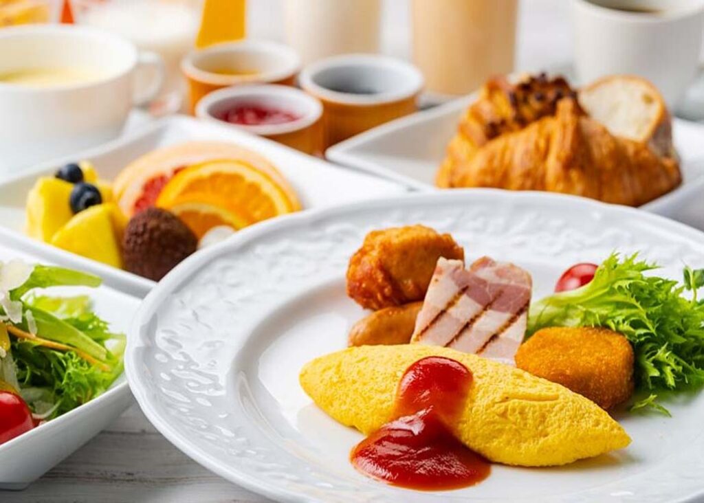 自分流のトッピングで楽しむ焼きたてオムレツ
